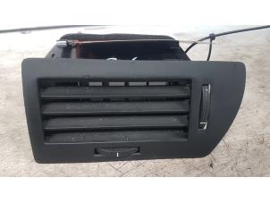 Gebruikte Luchtrooster Dashboard Opel Astra H GTC (L08) 1.6 16V Twinport Prijs € 15,00 Margeregeling aangeboden door Autodemontagebedrijf Smit