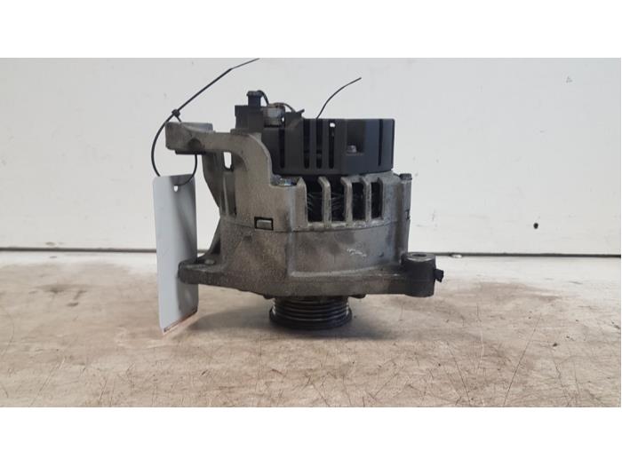 Gebruikte Dynamo Audi A4 Avant Quattro (B6) 2.5 TDI V6 24V Prijs € 25,00 Margeregeling aangeboden door Autodemontagebedrijf Smit