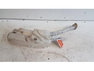 Gebruikte Ruitensproeiertank voor Renault Clio III (BR/CR) 1.2 16V 75 Prijs € 10,00 Margeregeling aangeboden door Autodemontagebedrijf Smit