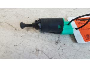 Gebruikte Schakelaar Remlicht Citroen C4 Berline (LC) 1.6 HDi 16V 110 Prijs € 5,00 Margeregeling aangeboden door Autodemontagebedrijf Smit