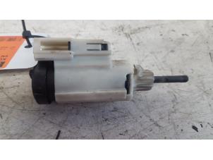 Gebruikte Koppeling schakelaar Volkswagen Transporter T5 2.5 TDi Prijs € 10,00 Margeregeling aangeboden door Autodemontagebedrijf Smit