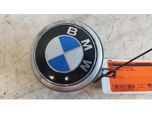 Gebruikte Handgreep Achterklep BMW 1 serie (E87/87N) 130i 24V Prijs € 10,00 Margeregeling aangeboden door Autodemontagebedrijf Smit