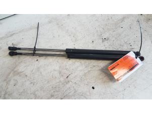 Gebruikte Set Gasdempers Achterklep Volvo V50 (MW) 2.0 D 16V Prijs € 30,00 Margeregeling aangeboden door Autodemontagebedrijf Smit