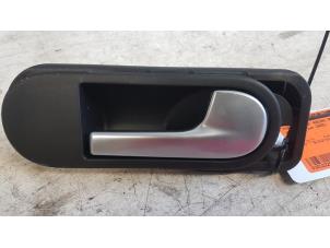 Gebruikte Portiergreep 4Deurs rechts-achter Volkswagen Golf V (1K1) 1.6 FSI 16V Prijs € 10,00 Margeregeling aangeboden door Autodemontagebedrijf Smit