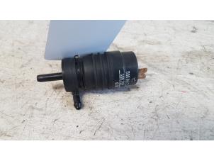 Gebruikte Ruitensproeierpomp voor Volkswagen LT II Prijs € 10,00 Margeregeling aangeboden door Autodemontagebedrijf Smit