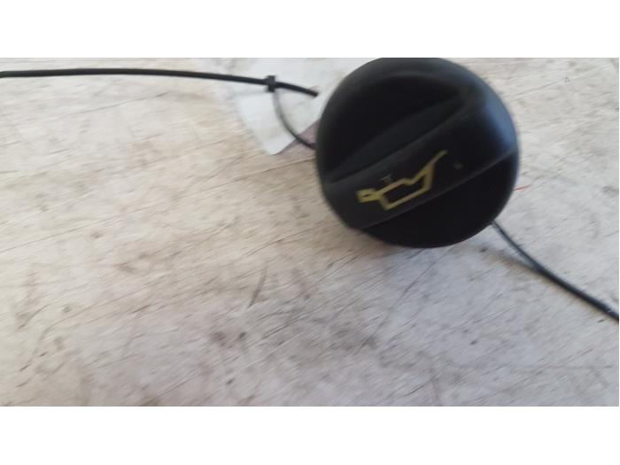 Gebruikte Oliedop Volvo V50 (MW) 2.0 D 16V Prijs € 10,00 Margeregeling aangeboden door Autodemontagebedrijf Smit