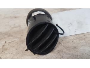 Gebruikte Luchtrooster Dashboard Mitsubishi Colt (Z2/Z3) 1.3 16V Prijs € 10,00 Margeregeling aangeboden door Autodemontagebedrijf Smit