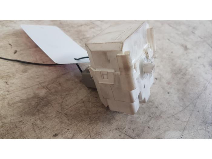 Relais van een Mitsubishi Colt (Z2/Z3) 1.3 16V 2005