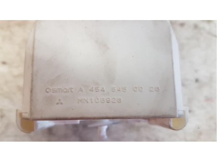 Relais van een Mitsubishi Colt (Z2/Z3) 1.3 16V 2005