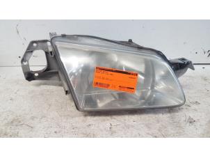 Gebruikte Rechter Koplamp Mazda 323 Fastbreak (BJ14) 1.5 LX,GLX 16V Prijs € 25,00 Margeregeling aangeboden door Autodemontagebedrijf Smit