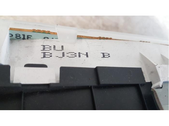 Instrumentenpaneel van een Mazda 323 Fastbreak (BJ14) 1.5 LX,GLX 16V 1999