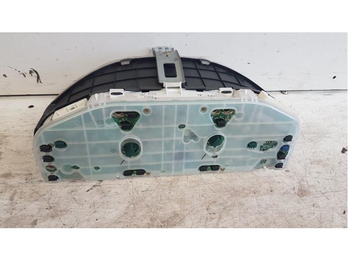 Instrumentenpaneel van een Mazda 323 Fastbreak (BJ14) 1.5 LX,GLX 16V 1999