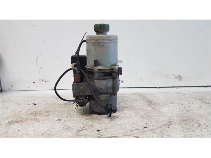 Gebruikte Pomp Servo Volkswagen Polo IV (9N1/2/3) 1.9 SDI Prijs € 195,00 Margeregeling aangeboden door Autodemontagebedrijf Smit