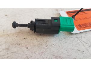 Gebruikte Schakelaar Remlicht Peugeot 407 (6D) 2.2 16V Prijs € 5,00 Margeregeling aangeboden door Autodemontagebedrijf Smit