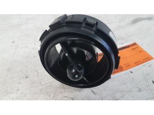 Gebruikte Luchtrooster Dashboard BMW Mini One/Cooper (R50) 1.6 16V One Prijs € 5,00 Margeregeling aangeboden door Autodemontagebedrijf Smit