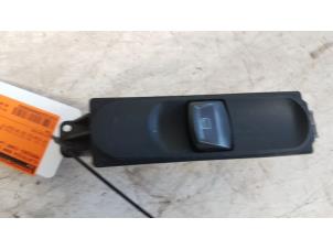 Gebruikte Elektrisch Raam Schakelaar Mercedes Viano (639) 2.2 CDI 16V Prijs € 15,00 Margeregeling aangeboden door Autodemontagebedrijf Smit