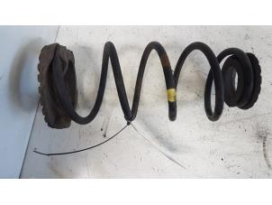 Gebruikte Schroefveer achter Fiat Grande Punto (199) 1.4 16V Prijs € 10,00 Margeregeling aangeboden door Autodemontagebedrijf Smit