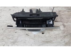 Gebruikte Asbak voor Toyota Corolla Verso (E12) 1.8 16V VVT-i Prijs € 25,00 Margeregeling aangeboden door Autodemontagebedrijf Smit