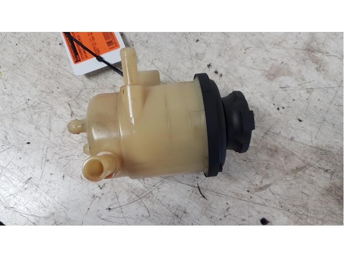 Gebruikte Servo Oliereservoir Hyundai Matrix 1.6 16V Prijs € 20,00 Margeregeling aangeboden door Autodemontagebedrijf Smit