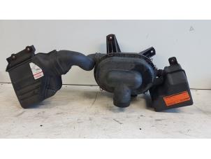 Gebruikte Luchtfilterhuis Hyundai H-1/H-200 2.5 Tdi Prijs € 95,00 Margeregeling aangeboden door Autodemontagebedrijf Smit