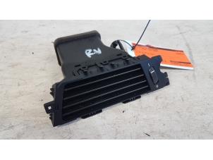 Gebruikte Luchtrooster Dashboard BMW 3 serie (E90) Prijs € 15,00 Margeregeling aangeboden door Autodemontagebedrijf Smit