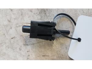 Gebruikte Schakelaar handrem Mercedes A (W169) 2.0 A-200 5-Drs. Prijs € 10,00 Margeregeling aangeboden door Autodemontagebedrijf Smit