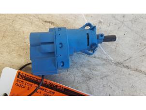 Gebruikte Schakelaar Remlicht Mazda 5 (CR19) 1.8i 16V Prijs op aanvraag aangeboden door Autodemontagebedrijf Smit