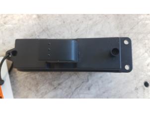 Gebruikte Elektrisch Raam Schakelaar Mazda 3 (BK12) 1.6 CiTD 16V Prijs € 10,00 Margeregeling aangeboden door Autodemontagebedrijf Smit