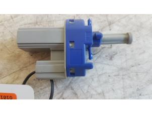 Gebruikte Schakelaar Remlicht Mazda 3 (BK12) 1.6 CiTD 16V Prijs € 15,00 Margeregeling aangeboden door Autodemontagebedrijf Smit