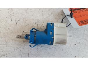 Gebruikte Schakelaar Remlicht Mazda 3 Sport (BK) 1.6 CiTD 16V Prijs € 5,00 Margeregeling aangeboden door Autodemontagebedrijf Smit