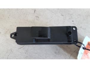 Gebruikte Elektrisch Raam Schakelaar Mazda 3 Sport (BK) 1.6 CiTD 16V Prijs € 10,00 Margeregeling aangeboden door Autodemontagebedrijf Smit