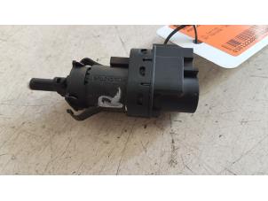 Gebruikte Schakelaar Remlicht Mazda 3 Sport (BK) 1.6 CiTD 16V Prijs € 5,00 Margeregeling aangeboden door Autodemontagebedrijf Smit