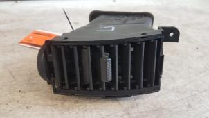 Gebruikte Luchtrooster Dashboard Mazda 5 (CR19) 2.0i 16V Prijs op aanvraag aangeboden door Autodemontagebedrijf Smit