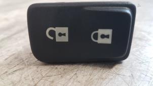 Gebruikte Schakelaar Centr. Deurvergrendeling Volvo S40 (MS) 2.0 D 16V Prijs € 10,00 Margeregeling aangeboden door Autodemontagebedrijf Smit