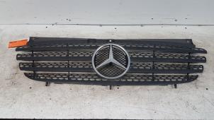 Gebruikte Grille Mercedes Vito (639.6) 2.2 109 CDI 16V Prijs € 20,00 Margeregeling aangeboden door Autodemontagebedrijf Smit