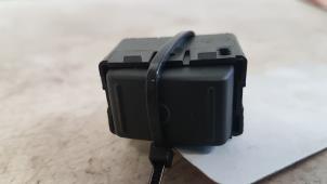 Gebruikte Schakelaar Mistlamp Skoda Roomster (5J) 1.9 TDI Prijs € 10,00 Margeregeling aangeboden door Autodemontagebedrijf Smit