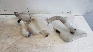 Gebruikte Ruitensproeiertank voor Volvo V50 (MW) Prijs € 30,00 Margeregeling aangeboden door Autodemontagebedrijf Smit