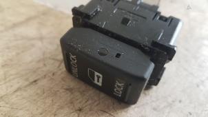 Gebruikte Centrale deurvergrendeling Schakelaar Nissan Micra (K12) 1.2 16V Prijs € 5,00 Margeregeling aangeboden door Autodemontagebedrijf Smit