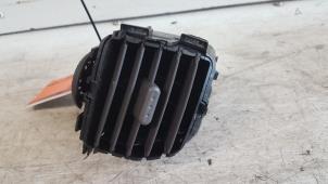 Gebruikte Luchtrooster Dashboard Nissan Micra (K12) 1.2 16V Prijs € 15,00 Margeregeling aangeboden door Autodemontagebedrijf Smit