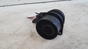 Gebruikte Luchtmassameter Volkswagen Passat Variant (3C5) 2.0 TDI 16V 135 Prijs € 5,00 Margeregeling aangeboden door Autodemontagebedrijf Smit