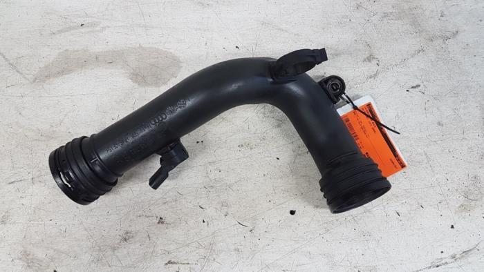Gebruikte Intercooler Buis Volkswagen Passat Variant (3C5) 2.0 TDI 16V 135 Prijs € 15,00 Margeregeling aangeboden door Autodemontagebedrijf Smit