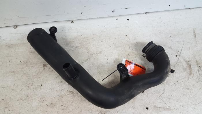 Gebruikte Intercooler Buis Volkswagen Passat Variant (3C5) 2.0 TDI 16V 135 Prijs € 25,00 Margeregeling aangeboden door Autodemontagebedrijf Smit