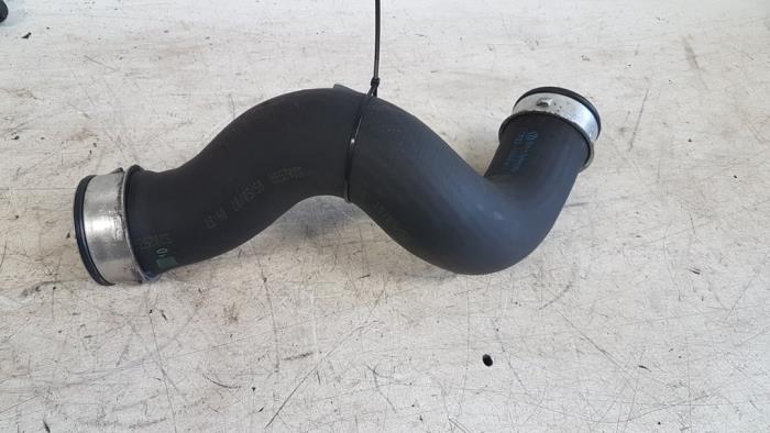 Gebruikte Intercooler Slang Volkswagen Transporter T5 1.9 TDi Prijs € 20,00 Margeregeling aangeboden door Autodemontagebedrijf Smit