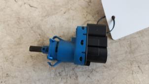Gebruikte Schakelaar Remlicht Mazda 5 (CR19) 2.0 CiDT 16V Normal Power Prijs op aanvraag aangeboden door Autodemontagebedrijf Smit