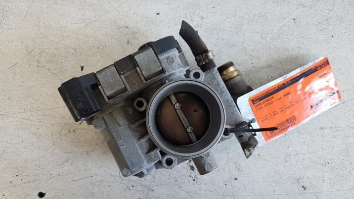 Gebruikte Gasklephuis Fiat Stilo (192A/B) 1.6 16V Prijs € 30,00 Margeregeling aangeboden door Autodemontagebedrijf Smit