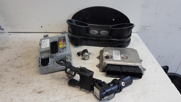 Gebruikte Kontaktslot + computer Fiat Punto Evo (199) 1.3 JTD Multijet 85 16V Euro 5 Prijs € 90,00 Margeregeling aangeboden door Autodemontagebedrijf Smit