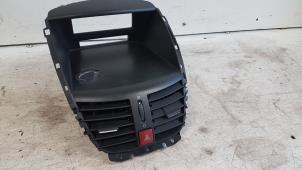 Gebruikte Luchtrooster Dashboard Peugeot 207/207+ (WA/WC/WM) 1.4 16V Prijs € 10,00 Margeregeling aangeboden door Autodemontagebedrijf Smit