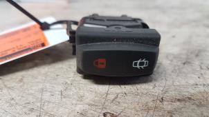 Gebruikte Schakelaar Centr. Deurvergrendeling Opel Vivaro 2.5 CDTI 16V Prijs € 10,00 Margeregeling aangeboden door Autodemontagebedrijf Smit