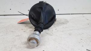 Gebruikte Versnellingspook Volkswagen Transporter/Caravelle T5 1.9 TDi Prijs € 35,00 Margeregeling aangeboden door Autodemontagebedrijf Smit