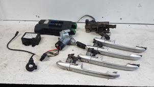 Gebruikte Kontaktslot + computer Mercedes Vito (638.1/2) 2.2 CDI 108 16V Prijs op aanvraag aangeboden door Autodemontagebedrijf Smit